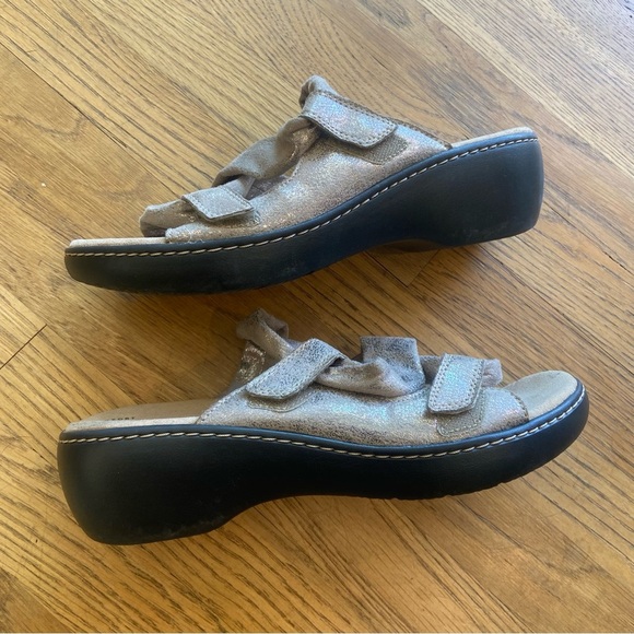CLARKS collection ultimate comfort sz 8 pewter metallic wrap slide sanda - Picture 2 of 10